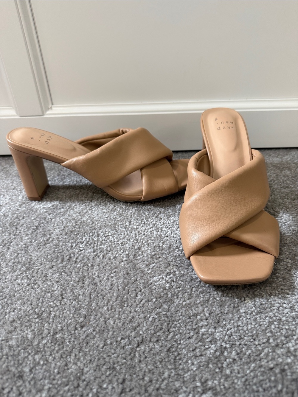 a new day Tan Padded Crisscross Square-Toe Slide Mules SZ 8 - Picture 2 of 9